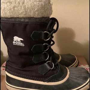 Sorel circus snowboots size 8 in black and white -
